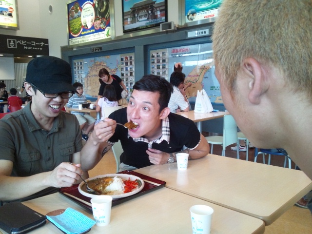 淡路で昼食中…